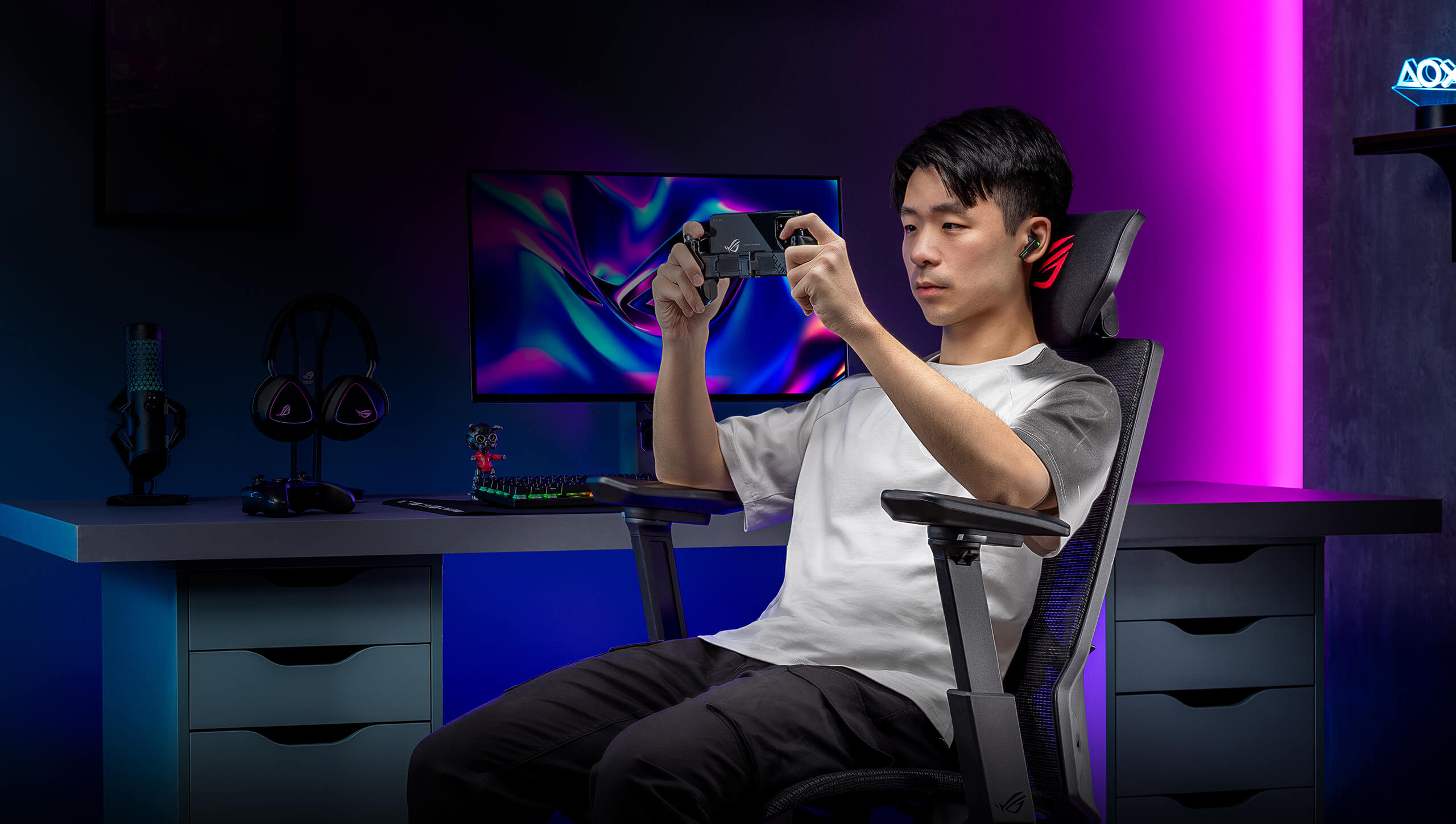 使用 ROG Cetra True Wireless SpeedNova 玩手机游戏时,ROG银翼标准版扶手可调节多达 14 cm。