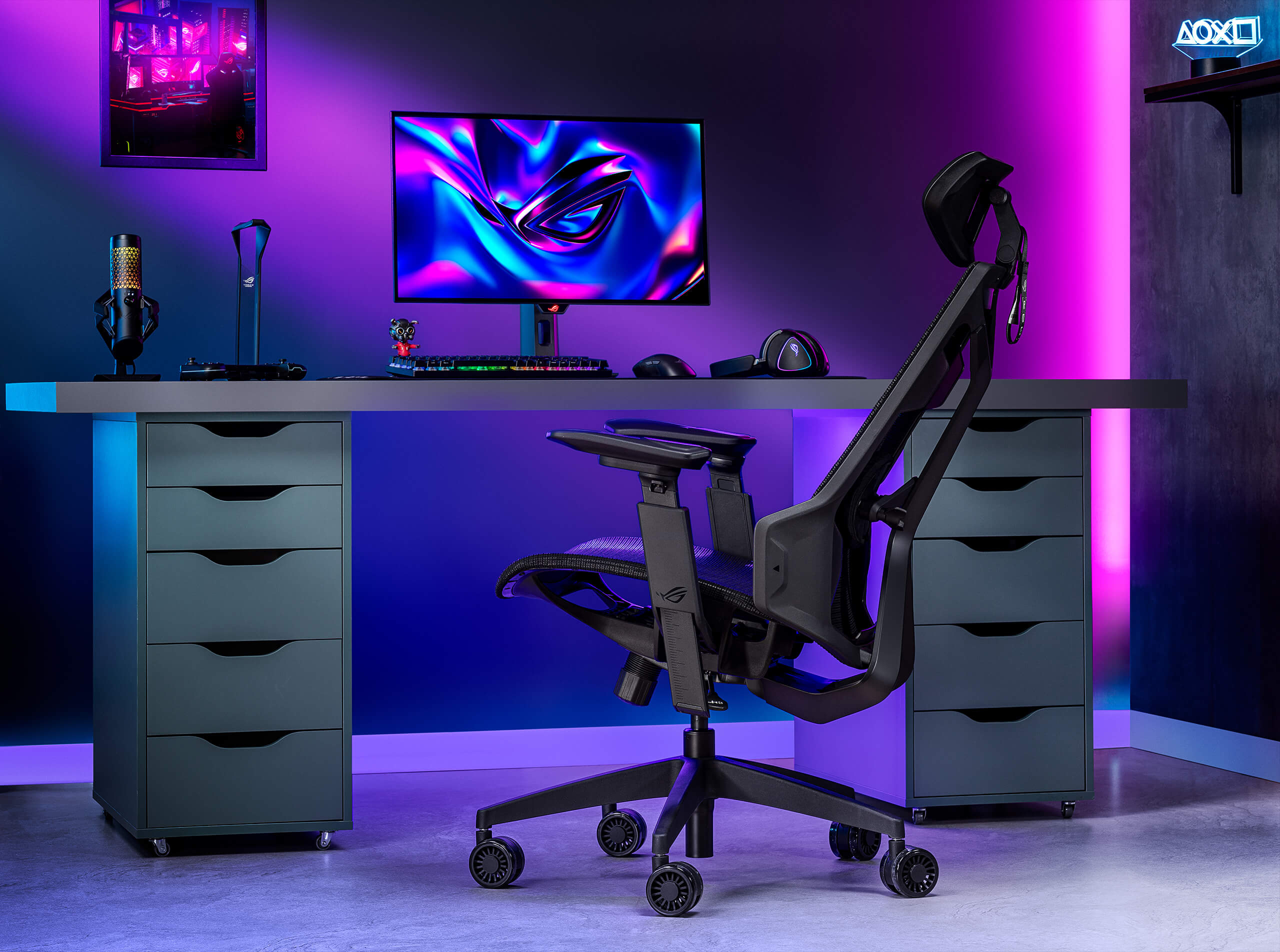 在游戏室背景中的 ROG 银翼 标准版,可倾斜调整并固定于特定段位。