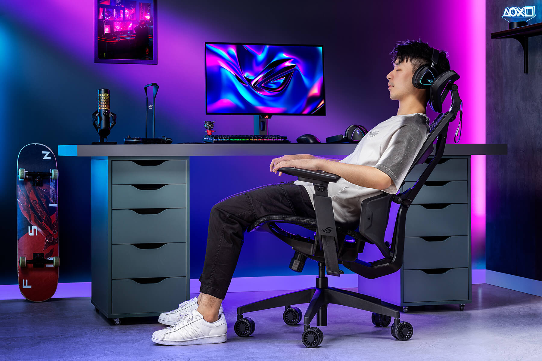 一名男性躺在 ROG银翼标准版电竞椅上,使用 ROG Delta II 聆听音乐。