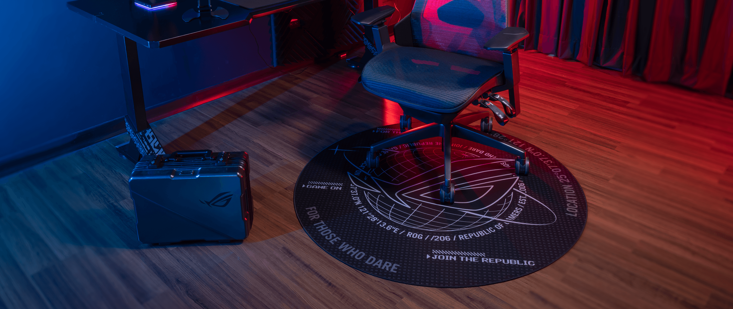ROG Cosmic 地垫放在地板上，地垫上有 ROG Destrier Ergo 电竞椅。