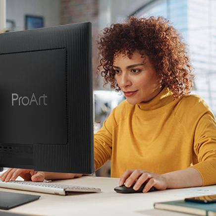 创作者在 ProArt Display 上做照片处理