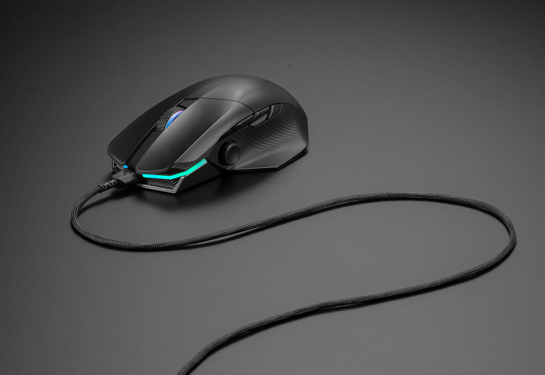 A picture of the mouse in wired mode with its flexible cable.