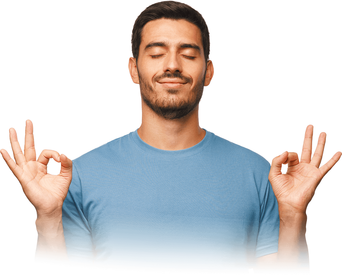 一个男人做了一个 OK 的手势，看上去轻松而安详。