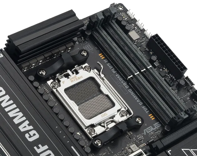 TUF GAMING B850M-PLUS II 特写，显示 DDR5 内存插槽，标签显示支持高达 8000+ MHz 的 DDR5 模块。
