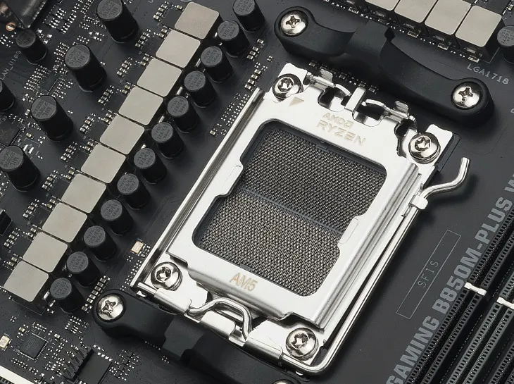 TUF GAMING B850M-PLUS II 上的 AM5 CPU 插座特写。