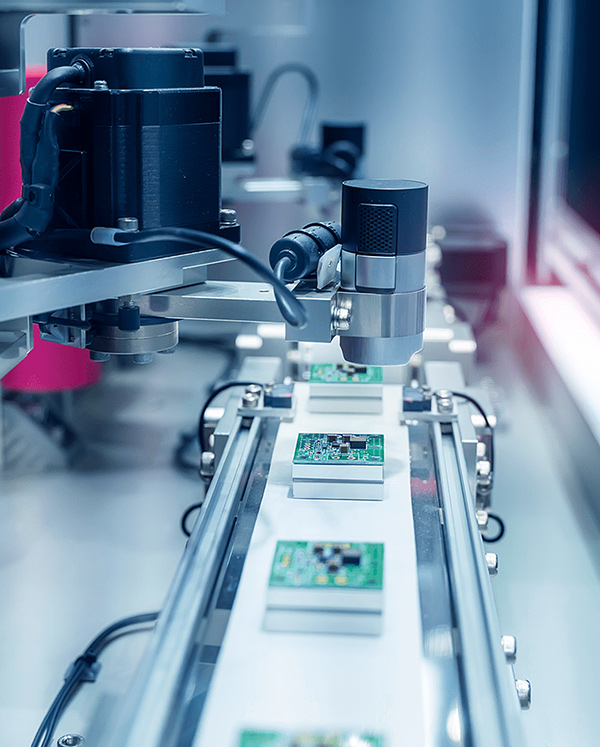 在工厂生产线上，正在检查 PCB 电路板