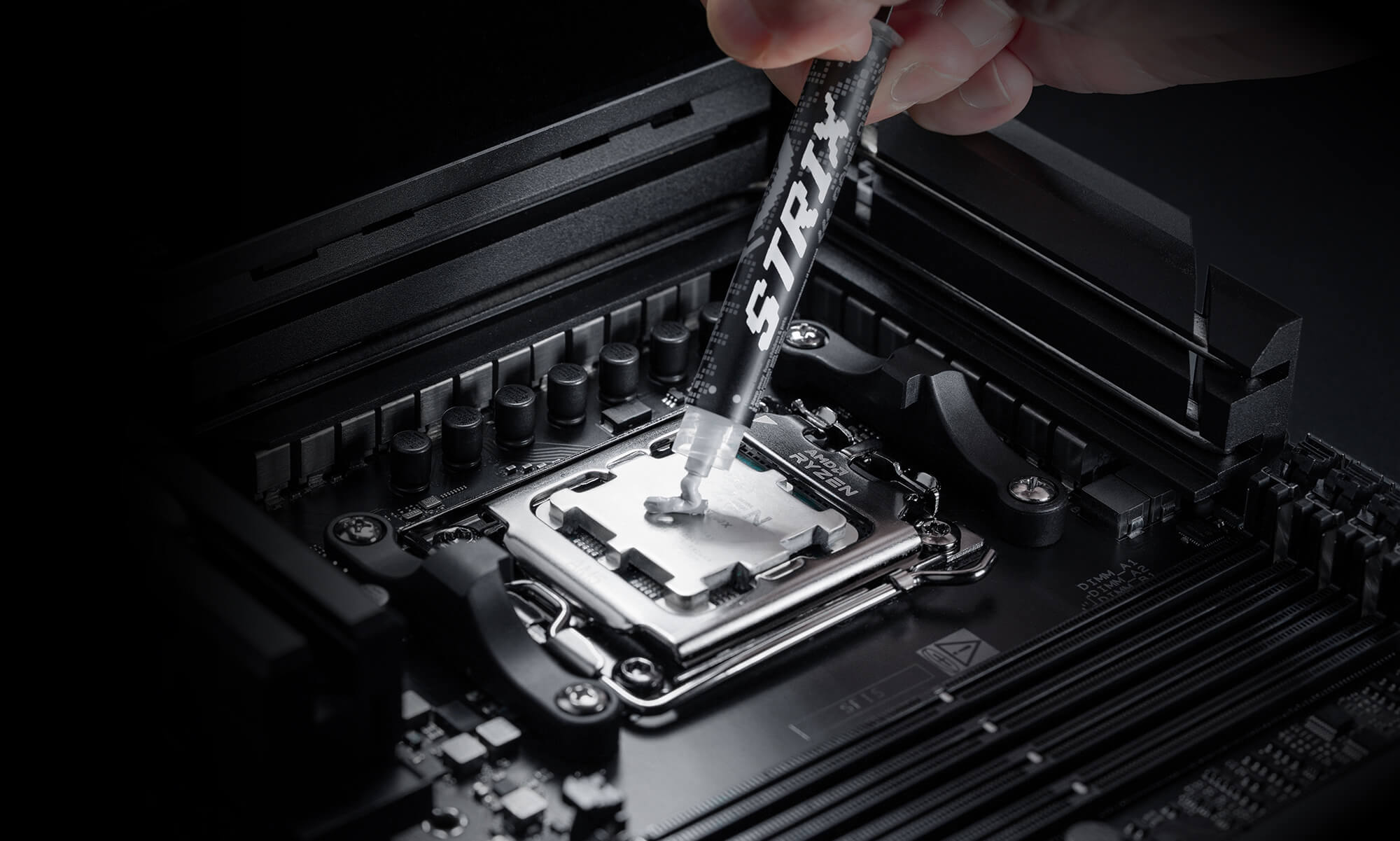在 CPU 上使用 ROG Strix RG-05 高性能散热膏。