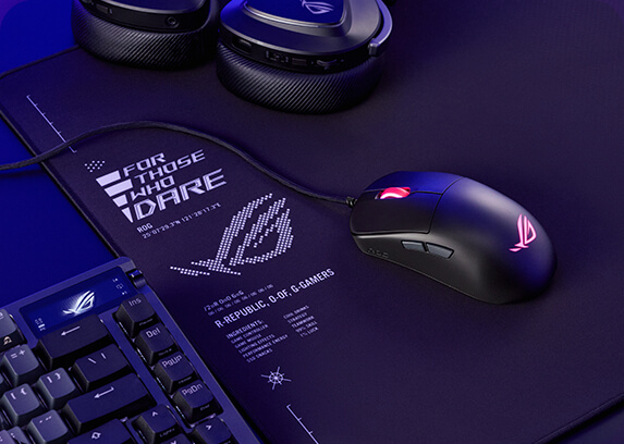 Harpe Mini Core 鼠标置于鼠标垫上，旁边有 Azoth 键盘和 Delta II 耳机