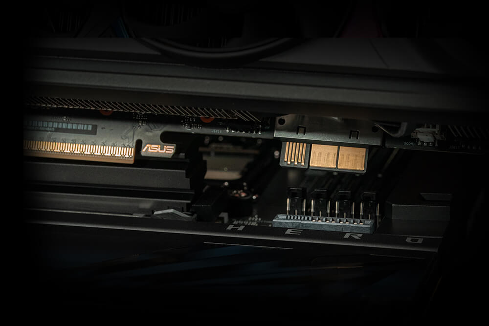 ROG Maximus X870E Hero BTF 主板上的显卡高功率供电接口俯视图