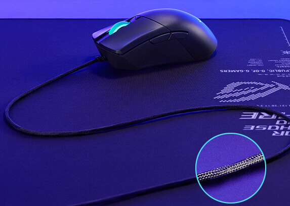 ROG Gladius III 置于 Sheath II XXL 鼠标垫上，并突显其 paracord 连接线