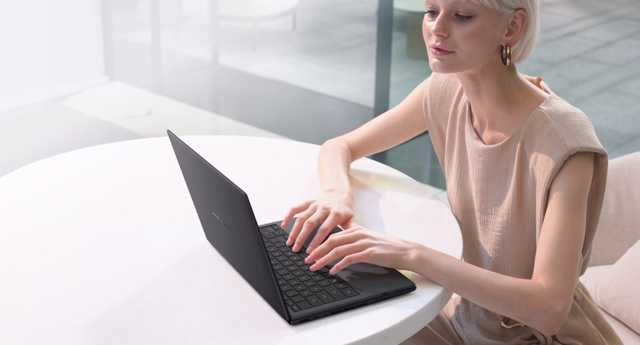 一名女子正在键盘上打字。