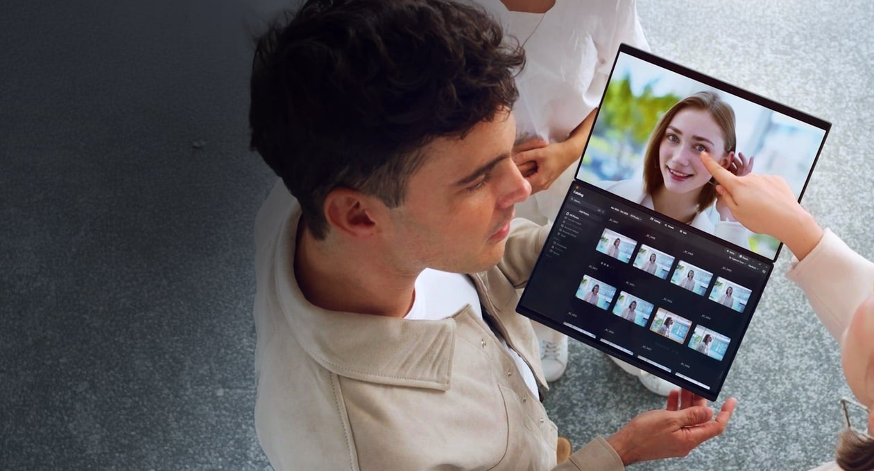 图片显示一个人正在使用 ASUS Zenbook DUO。上方屏幕显示照片编辑接口，下方屏幕显示多个影像缩图。