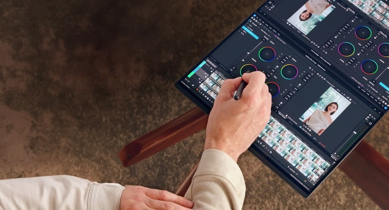 上方屏幕显示色彩调整工具，下方屏幕显示相同的翻转视图，以保持一致的编辑效果。