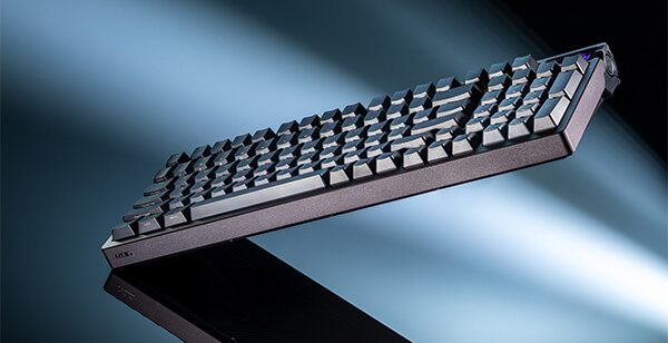 ROG 夜魔 98 HE 斜面，展示其精致的顶盖