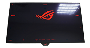 三台不同的显示器显示相同的屏幕内容,但黑色强度各不相同。左边的显示器采用哑光表面,中间的显示器显示出较黑的色调,而右边的显示器则显示出偏紫的色调。