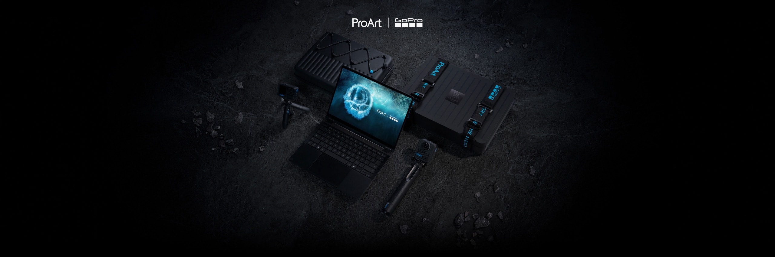 深色坚固表面上放着一部黑色笔记本电脑，屏幕上有发光的徽标，旁边放着一个同款保护套，包装盒上有 GoPro 风格的细节设计，以及一部 GoPro 摄影机。