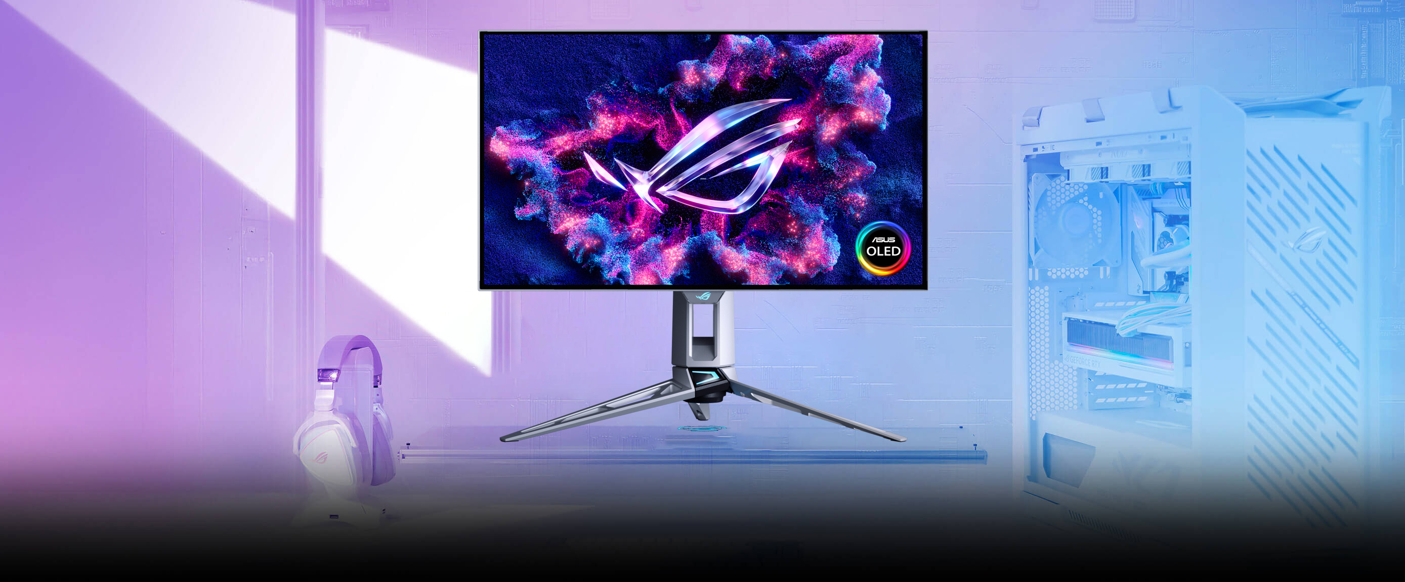面向未来的台式机设置，配备 ROG OLED 显示器，显示生动的粉色和蓝色图形，周围环绕着游戏装备和白色 PC 机箱，房间内灯光呈紫色。屏幕旁边的粗体字写着 "一应俱全"。