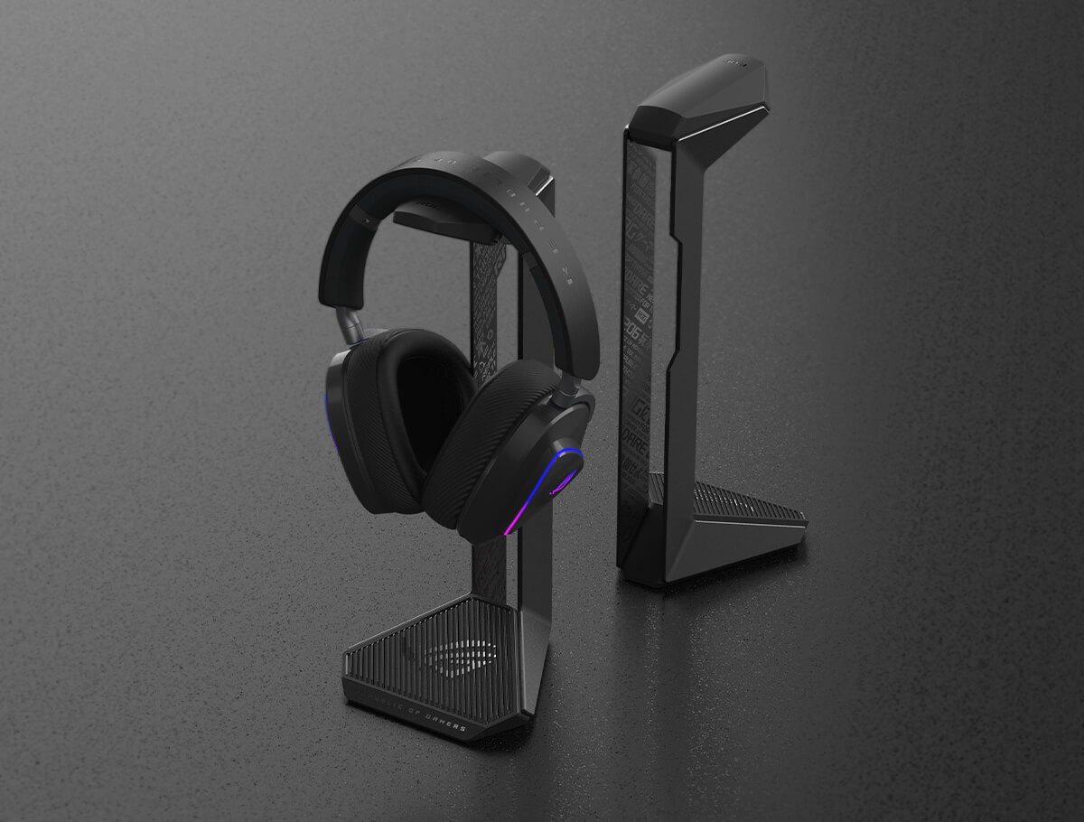 两个 ROG Throne II Core 游戏耳机放在一张灰色桌子上,其中一个与 ROG 游戏耳机配对。