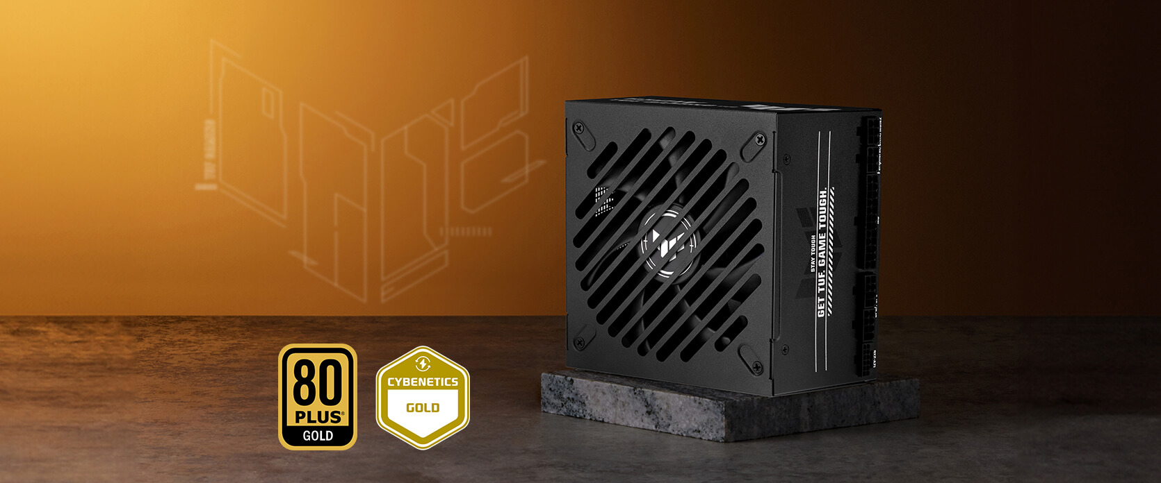 一款配有通风风扇的 TUF GAMING Gold EVO 电源，放置在橙色背景的石块上。徽章显示&ldquo;80 Plus Gold&rdquo;和&ldquo;Cybenetics Gold&rdquo;。