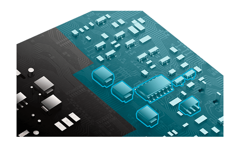 电脑电路板特写，覆盖有一层蓝色涂层，旨在展示 PCB 上的保护涂层。