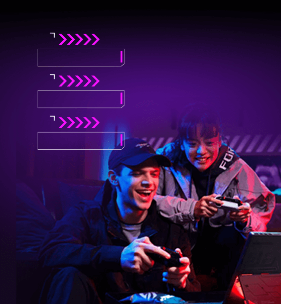 一对男女手持游戏手柄,在共同玩电子游戏时相视而笑。