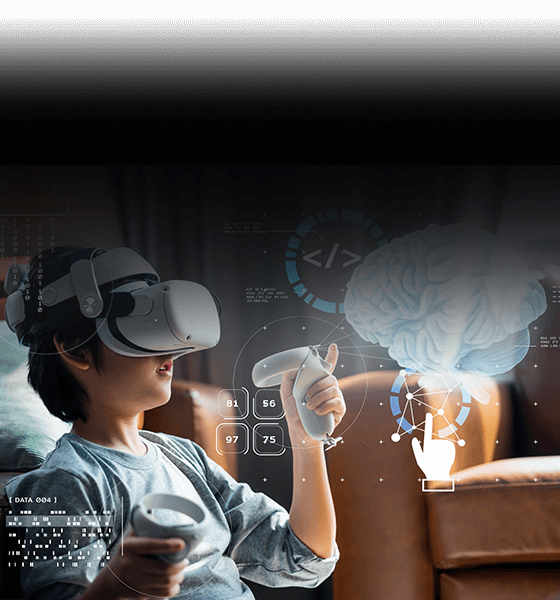 儿童佩戴虚拟现实头显并手持体感控制器,与显示 3D 大脑模型和浮动数据元素的数字界面互动。