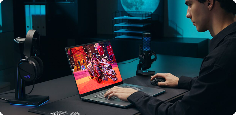 A game image split in half, with emphasis on the motion clarity when G-SYNC is enabled.