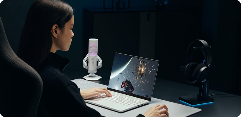 A game image split in half, with emphasis on the motion clarity when G-SYNC is enabled.