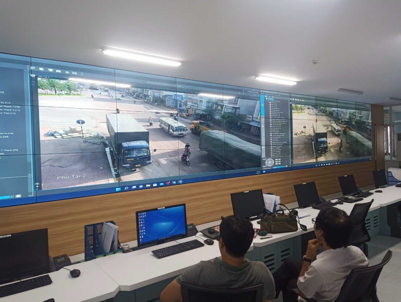 大型控制室在多个显示器上展示交通监控画面，展现 ASUS IoT 的交通管理应用。