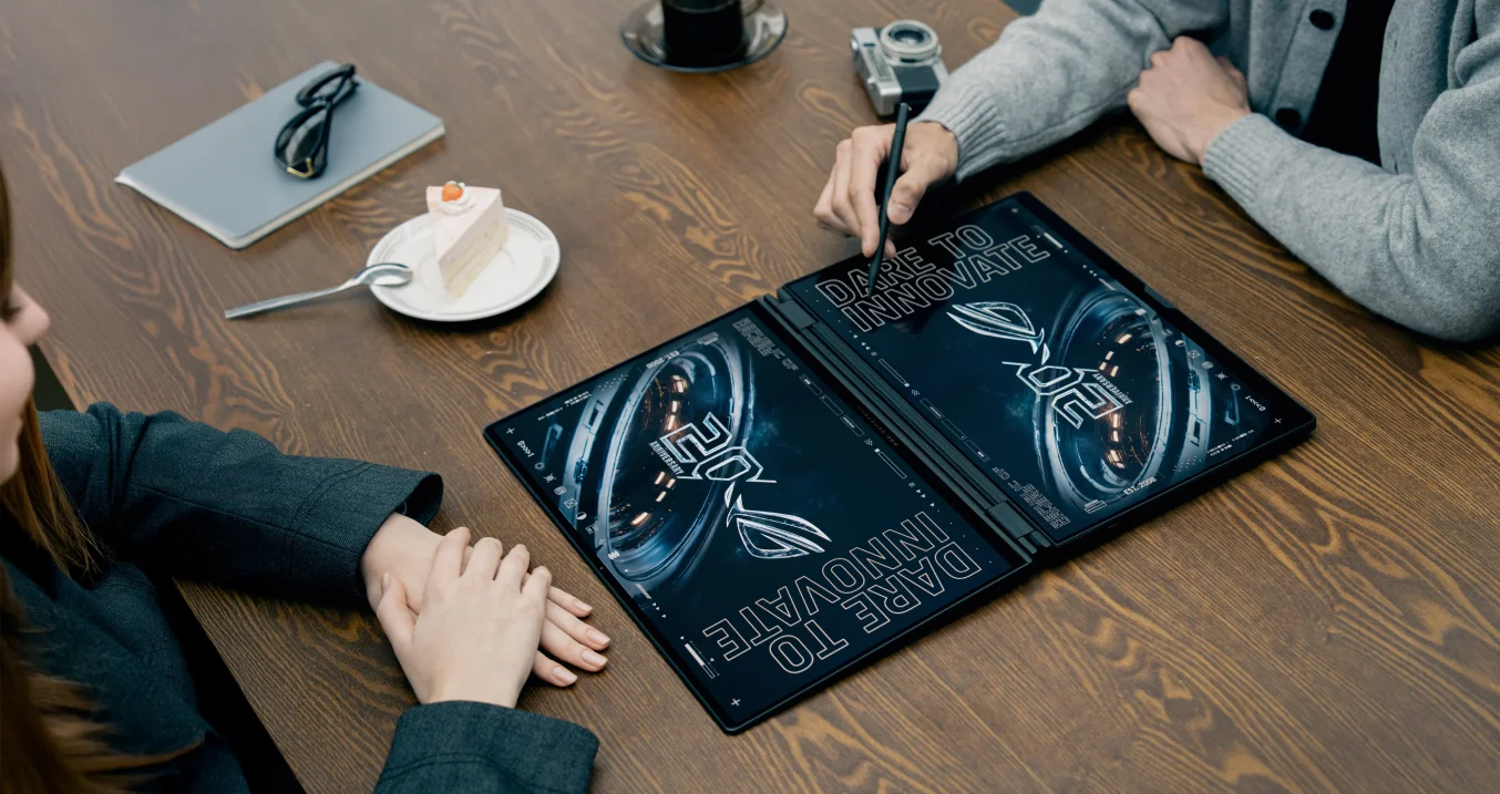 Two people discussing a visual creation with the sharing mode.