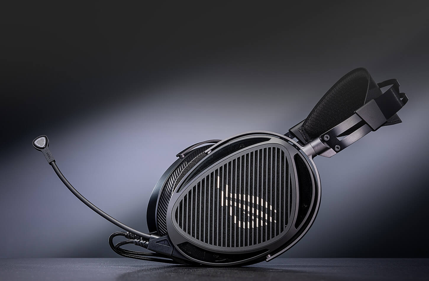 ROG臻世headset with MEMS boom microphone shown alongside key microphone performance specifications
