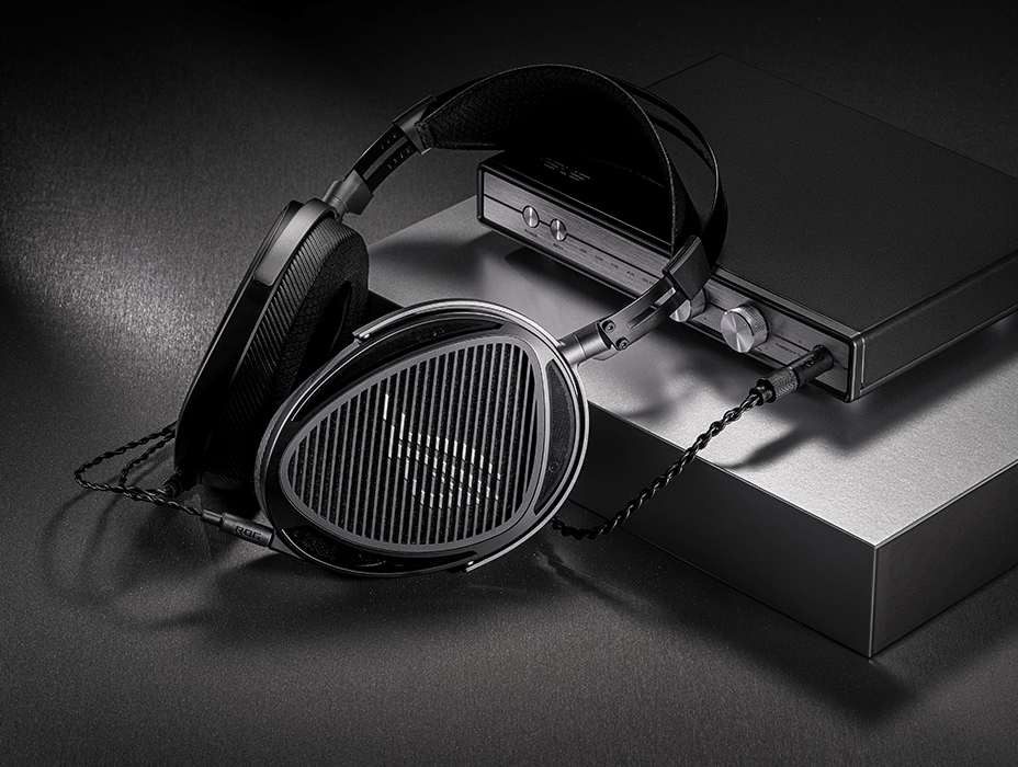 ROG臻世connected to an external DAC using a 4.4 mm balanced plug