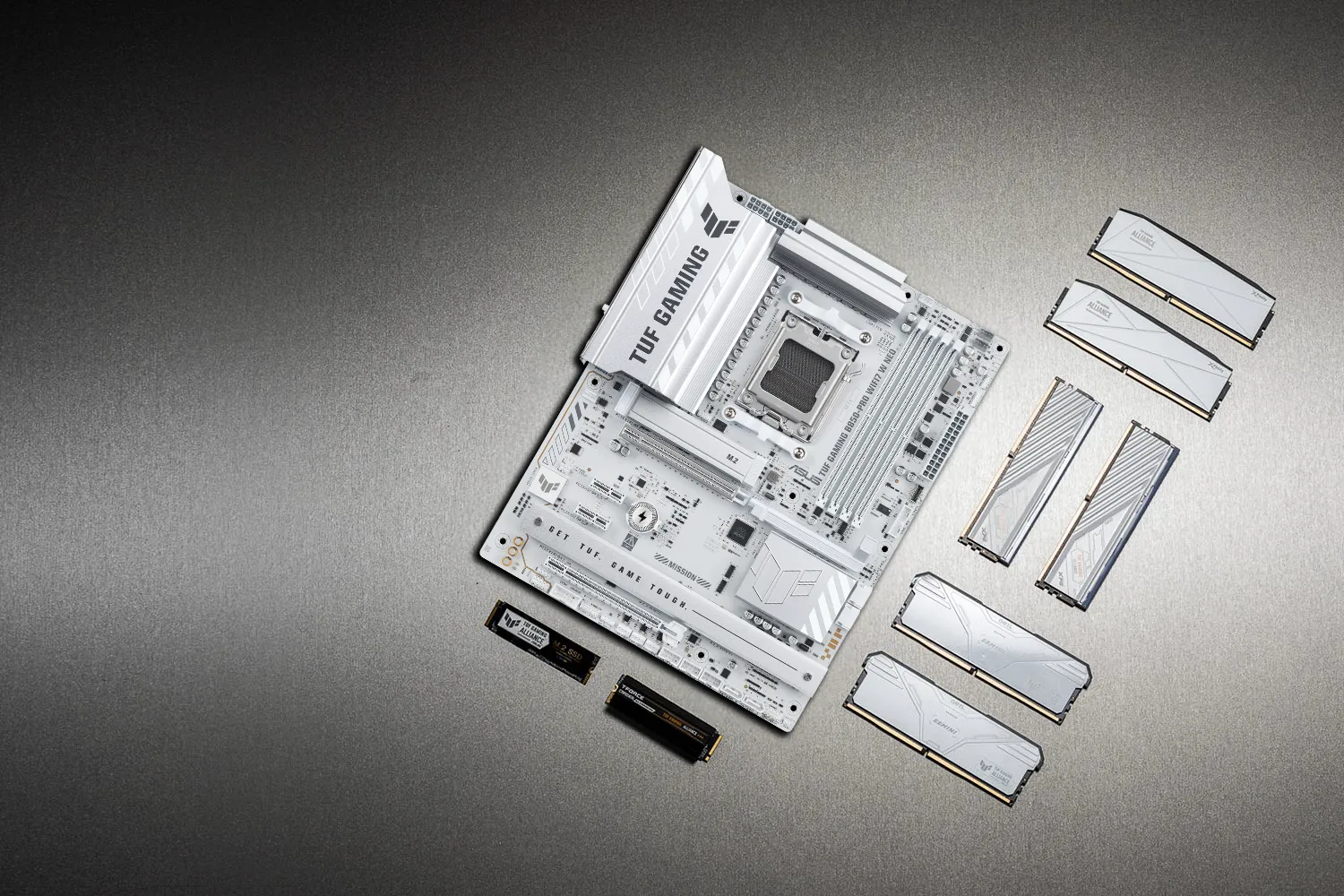 TUF GAMING B850-PRO WIFI7 W NEO 主板置于金属表面之上,周围整齐陈列着包括 M.2 固态硬盘和内存模块在内的各种兼容 PC 组件,象征着 TUF 游戏联盟所保证的可靠装机兼容性。