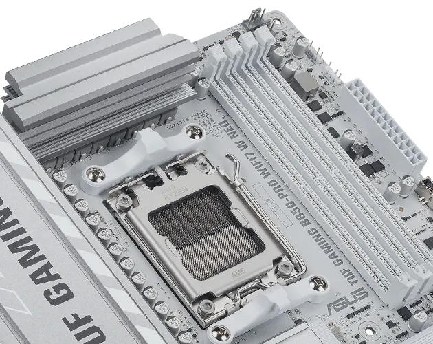 TUF GAMING B850-PRO WIFI7 W NEO 特写,展示了标有支持高达 9000+ MHz 的 DDR5 内存插槽。