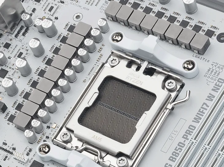 TUF GAMING B850-PRO WIFI7 W NEO 上的 AM5 CPU 插座特写。