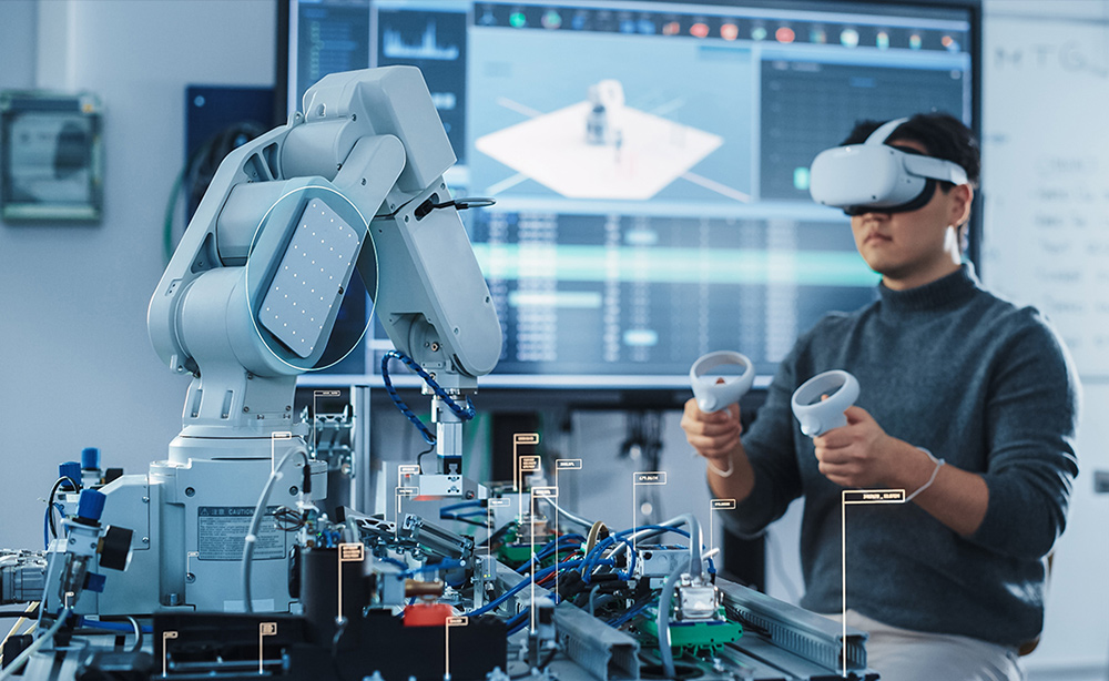 人员使用 VR 控制自动化机械。