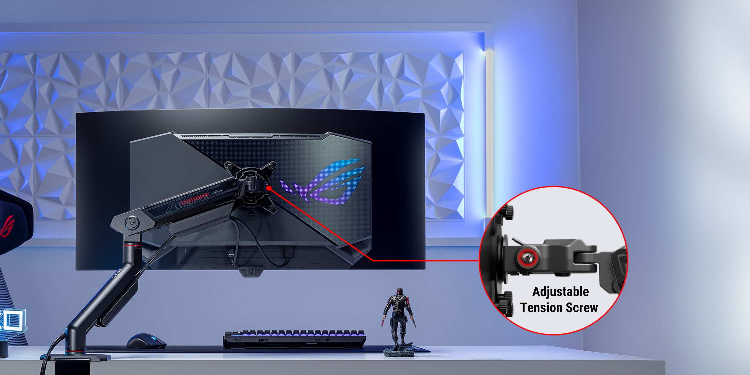 一款带有蓝紫双色ROG标志背光的游戏显示器，安装在ROG AAS01R人体工学显示器支架上。插图特写展示了俯仰云台上的可调节张力螺丝，用于防止超宽屏下垂。桌面上摆放着电竞键盘、鼠标和手办模型，背景中的几何墙板被蓝色 LED 灯光照亮。