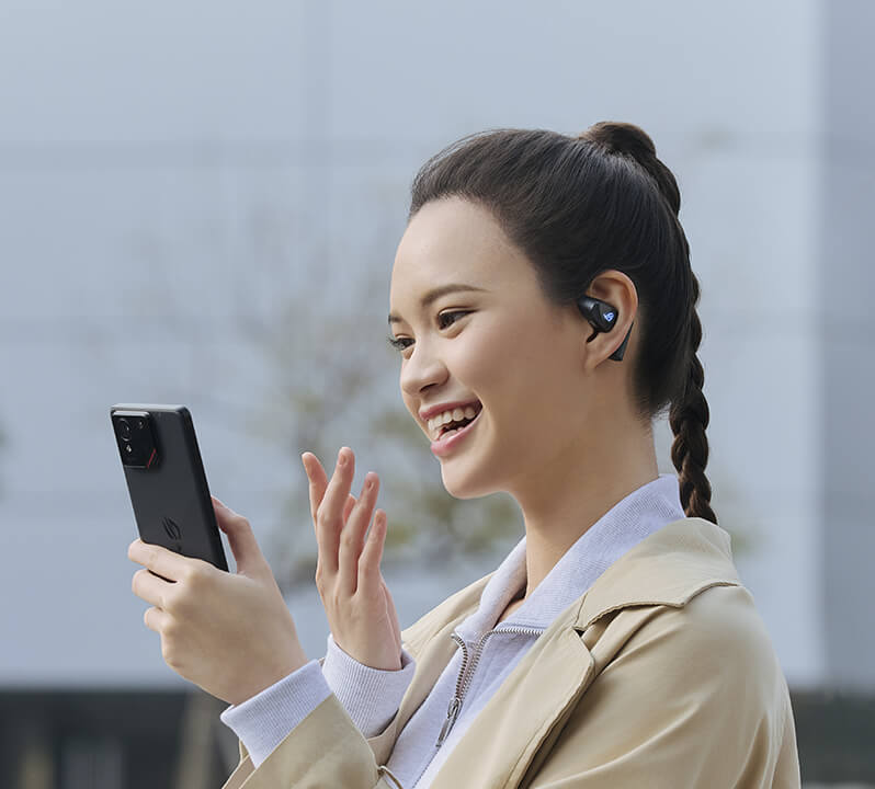 女性配戴具备内置麦克风的 ROG 降临OWS 进行清晰通话