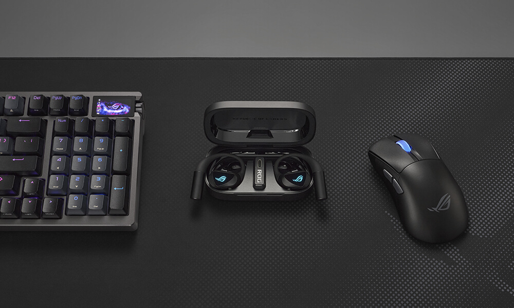 ROG 降临OWS 具备 ASUS Aura RGB 灯效，与 ROG 键盘鼠标一同展示于电竞桌上