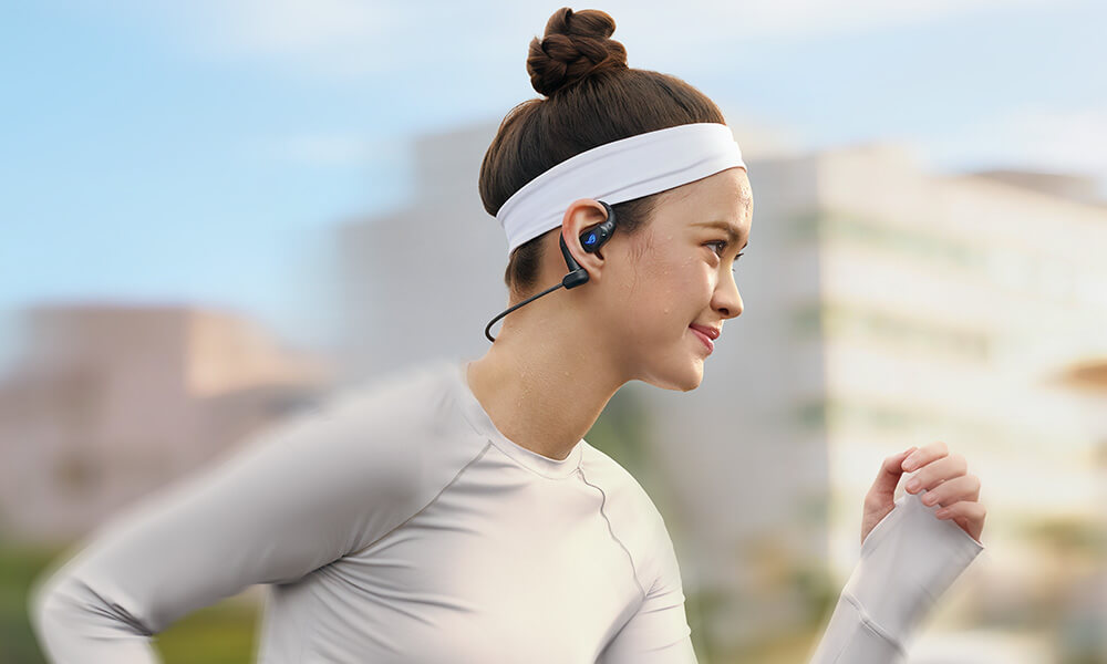 女性配戴具备可拆卸式反光颈带的 ROG 降临OWS