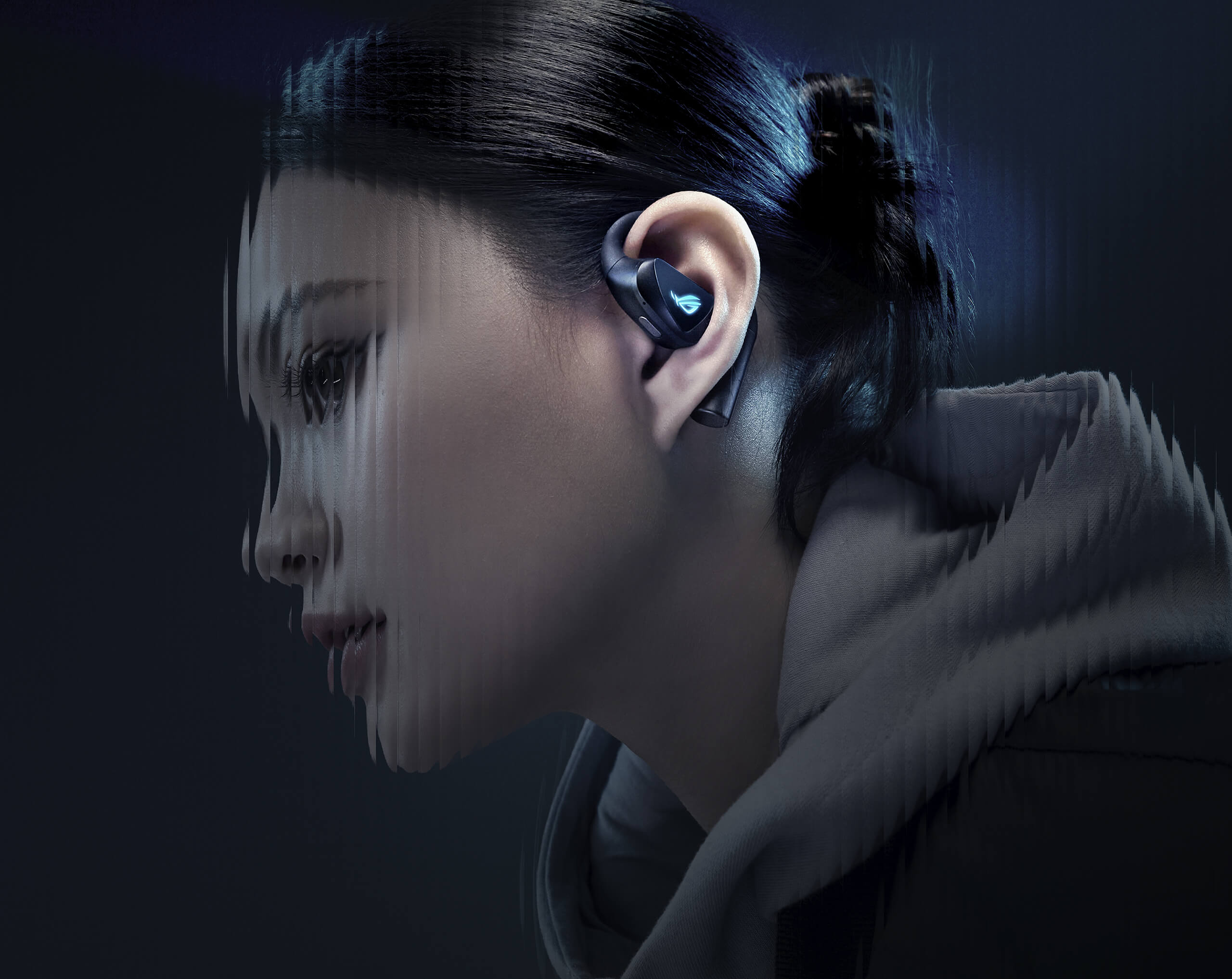 女性配戴 ROG 降临OWS 开放式耳机展示环境感知与运动适配性