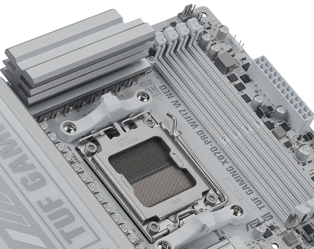 TUF GAMING X870-PRO WIFI7 W NEO 特写，展示了标有支持高达 9600+ MHz 的 DDR5 内存插槽。