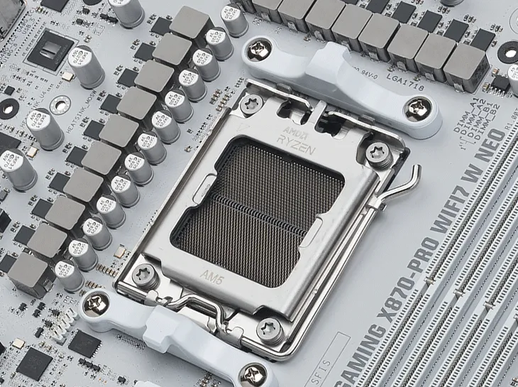 TUF GAMING X870-PRO WIFI7 W NEO 上的 AM5 CPU 插座特写。