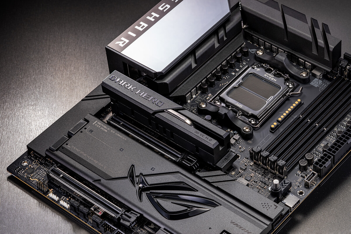 ROG Crosshair X870E Dark Hero 情境图