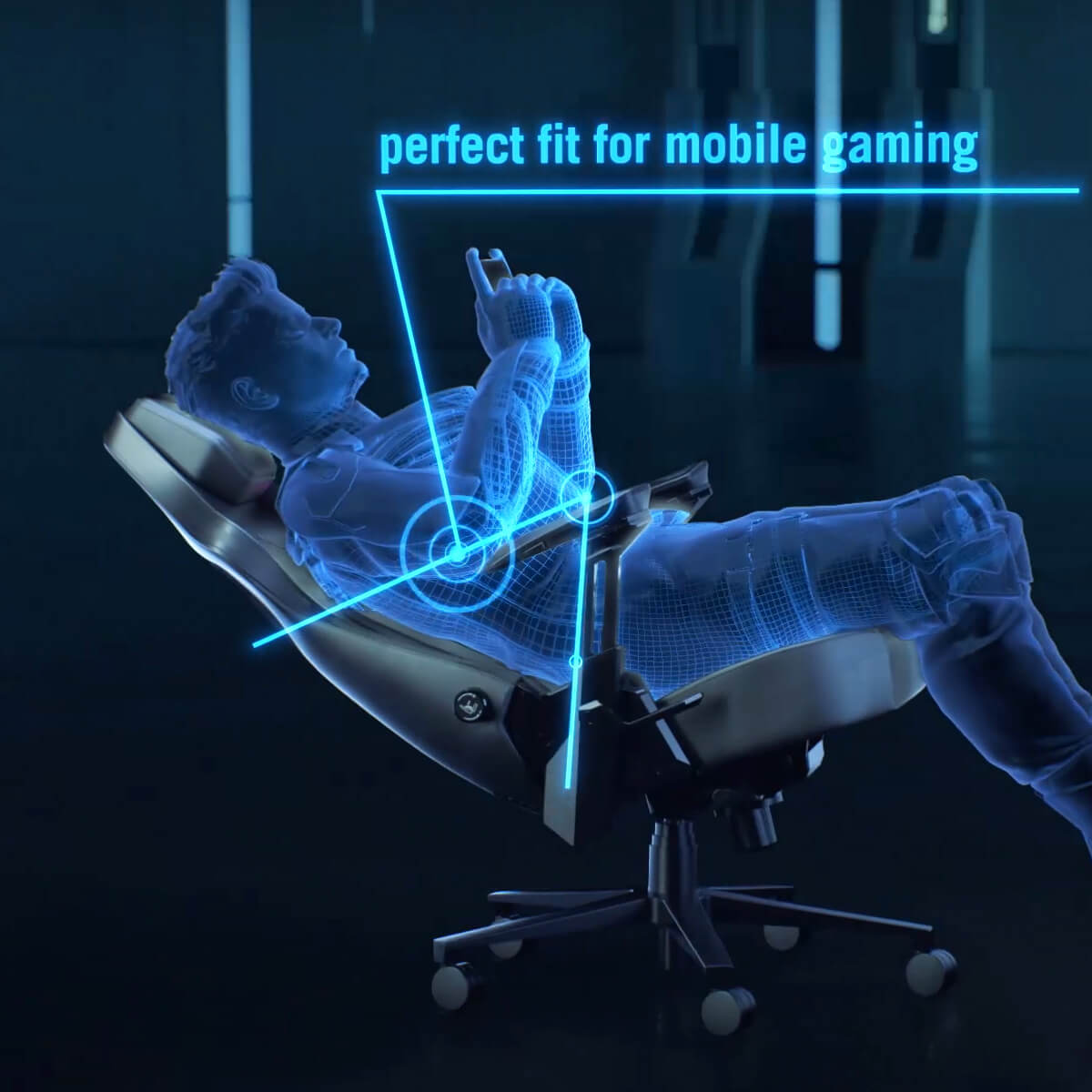 使用者正在 ROG Courser Core 电竞椅上以手游模式享受舒适的手肘支撑与倾仰姿势