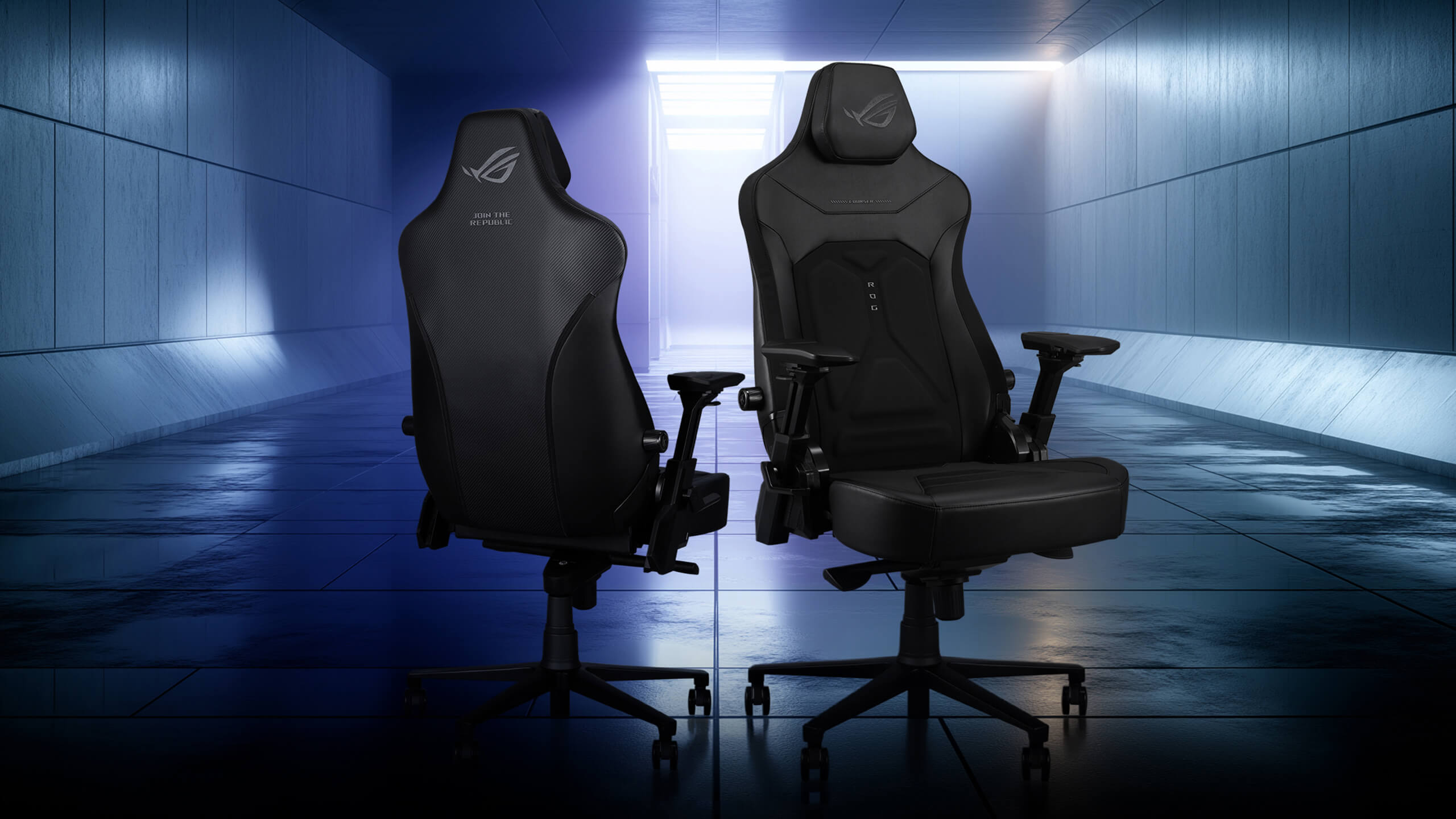 ROG Courser Core 电竞椅在未来感蓝色走廊背景中展示，具备人体工学腰靠与 4D 扶手