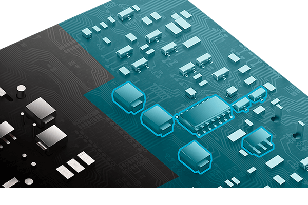 电脑电路板特写,覆盖有一层蓝色涂层,旨在展示 PCB 上的保护涂层。