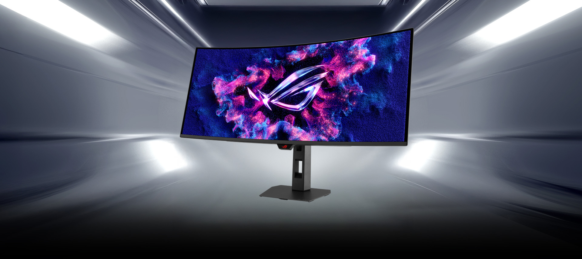 面向未来的台式机设置，配备 ROG OLED 显示器，显示生动的粉色和蓝色图形，周围环绕着游戏装备和白色 PC 机箱，房间内灯光呈紫色。屏幕旁边的粗体字写着 "一应俱全"。