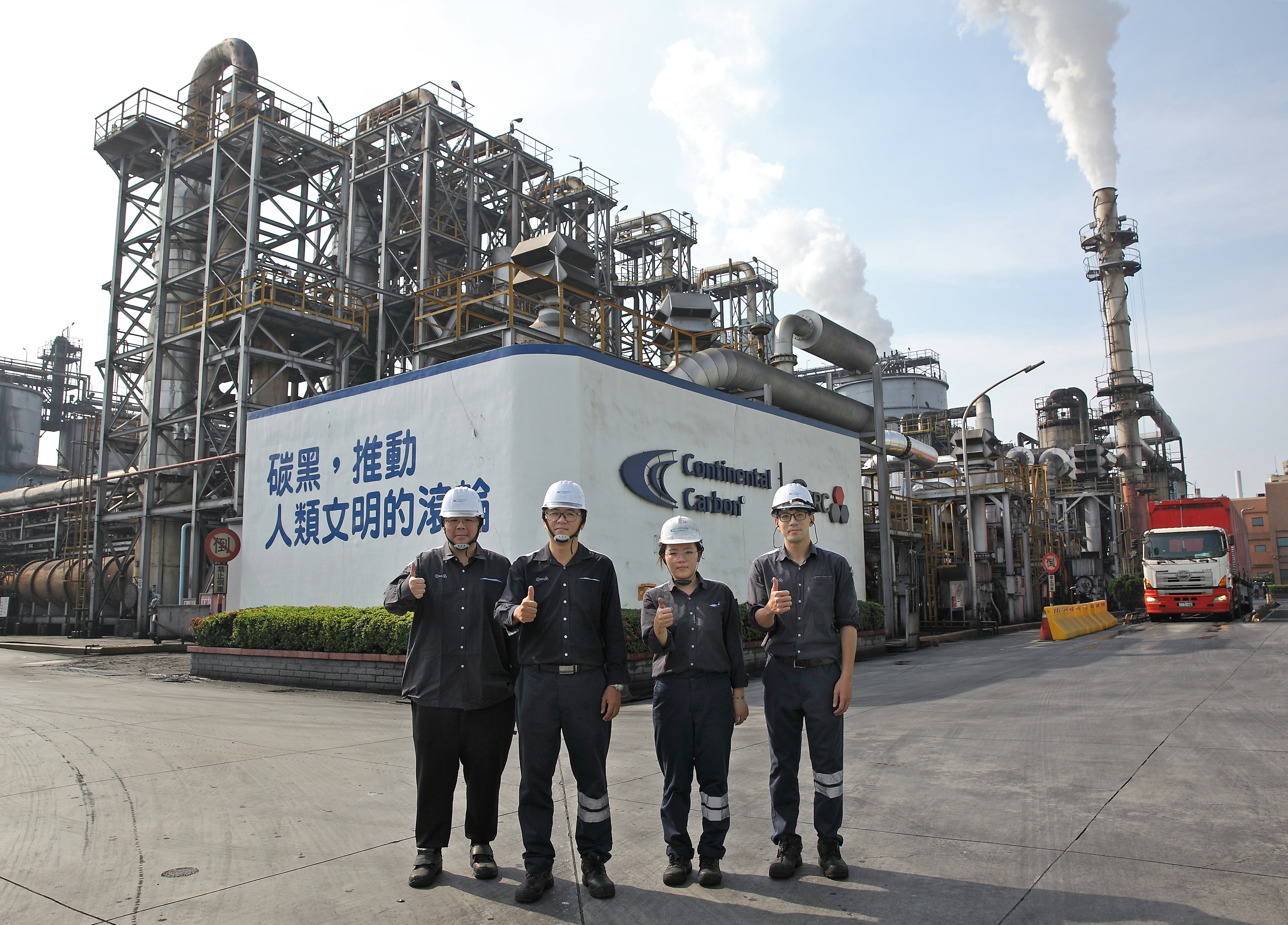 ASUS AISSENS wireless sensors capturing real-time multi-axial vibration and temperature data at Linyuan Plant, forming the data foundation for AI predictive maintenance.