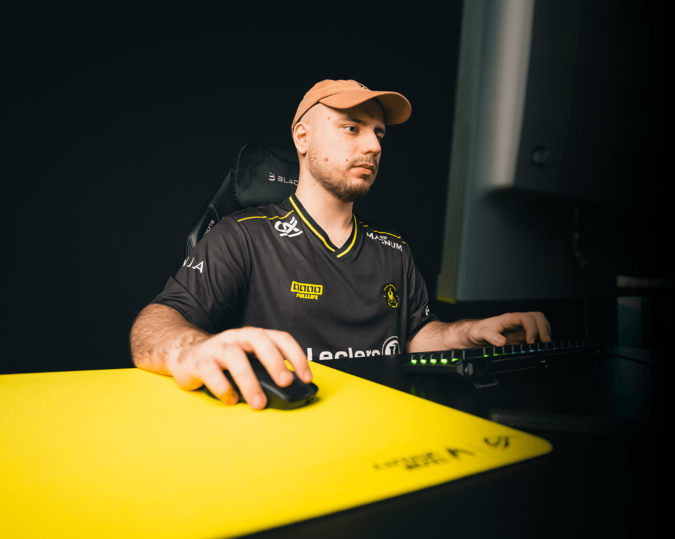 Team Vitality VALORANT 战队的 Derke 正在使用鼠标垫进行游戏